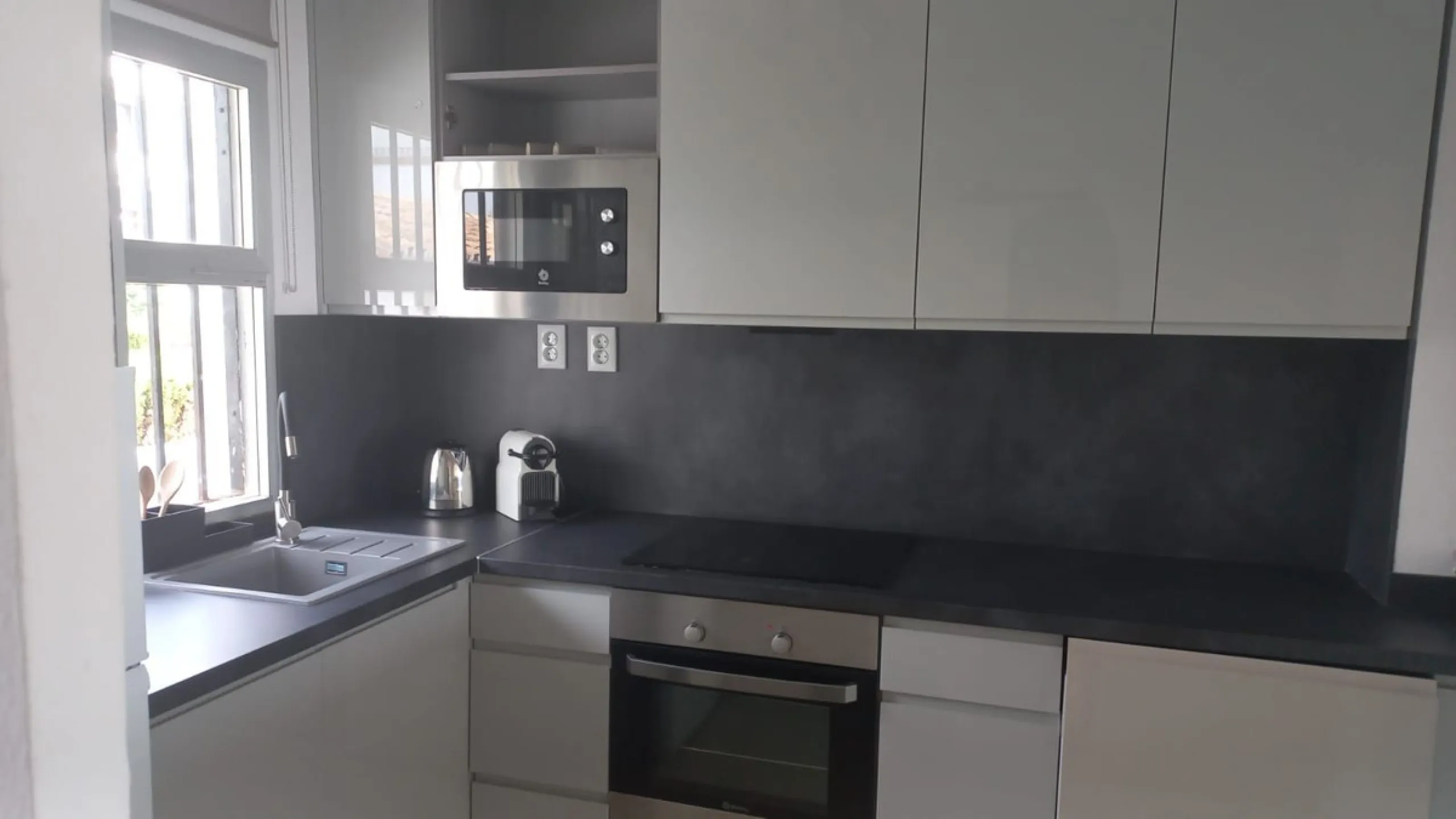 For sale in Mijas, in the popular Riviera del Sol area, this fully renovated and newly furnished middle-floor apartment offers a modern, comfortable living space just 20 minutes from Marbella and Málaga Airport, and around 30 minutes from the city of Mála
