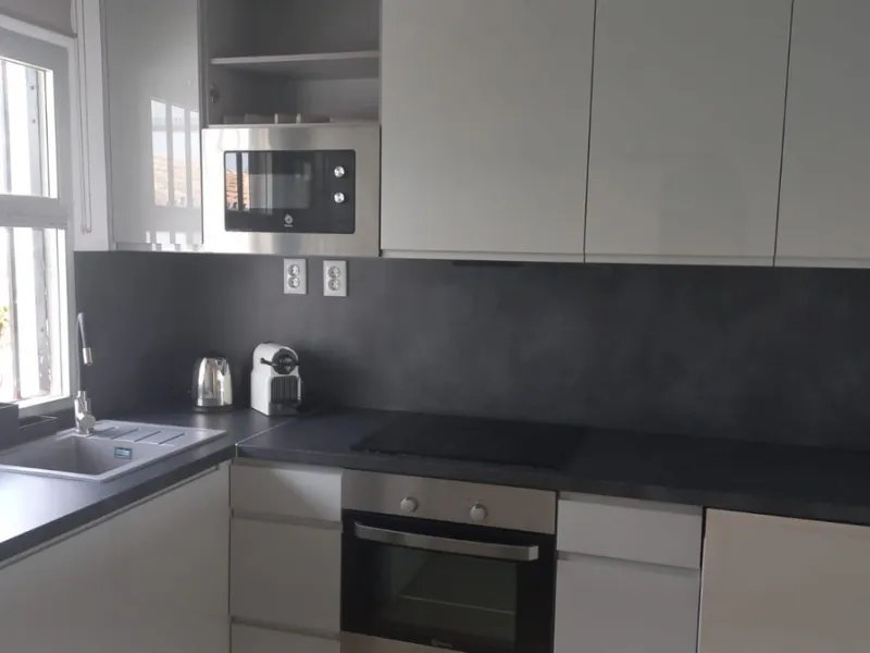 For sale in Mijas, in the popular Riviera del Sol area, this fully renovated and newly furnished middle-floor apartment offers a modern, comfortable living space just 20 minutes from Marbella and Málaga Airport, and around 30 minutes from the city of Mála