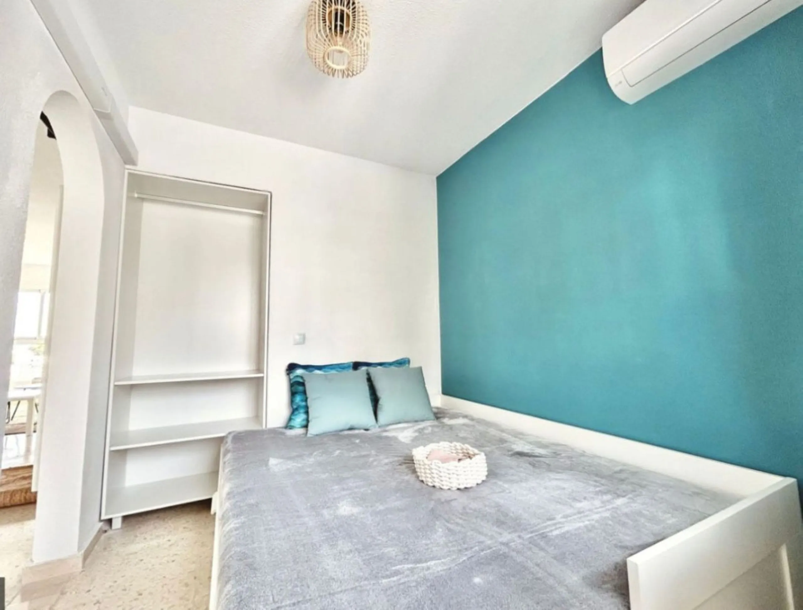For sale in Mijas, in the popular Riviera del Sol area, this fully renovated and newly furnished middle-floor apartment offers a modern, comfortable living space just 20 minutes from Marbella and Málaga Airport, and around 30 minutes from the city of Mála