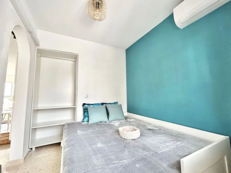 For sale in Mijas, in the popular Riviera del Sol area, this fully renovated and newly furnished middle-floor apartment offers a modern, comfortable living space just 20 minutes from Marbella and Málaga Airport, and around 30 minutes from the city of Mála