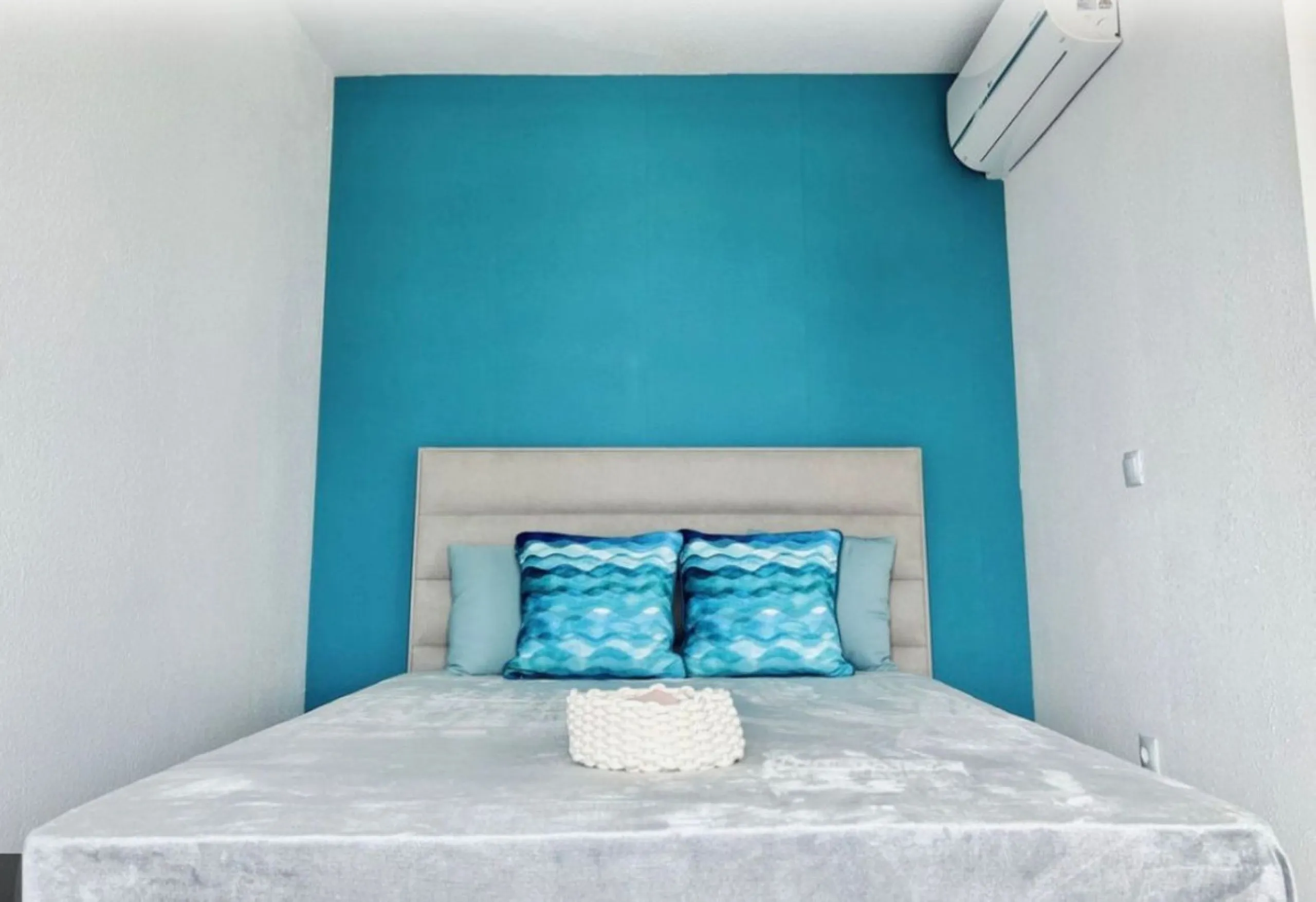 For sale in Mijas, in the popular Riviera del Sol area, this fully renovated and newly furnished middle-floor apartment offers a modern, comfortable living space just 20 minutes from Marbella and Málaga Airport, and around 30 minutes from the city of Mála