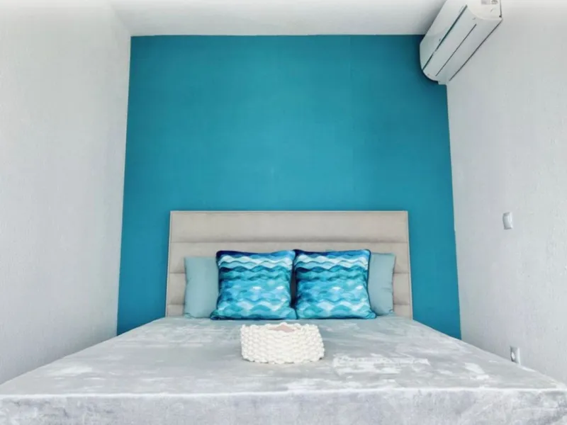 For sale in Mijas, in the popular Riviera del Sol area, this fully renovated and newly furnished middle-floor apartment offers a modern, comfortable living space just 20 minutes from Marbella and Málaga Airport, and around 30 minutes from the city of Mála