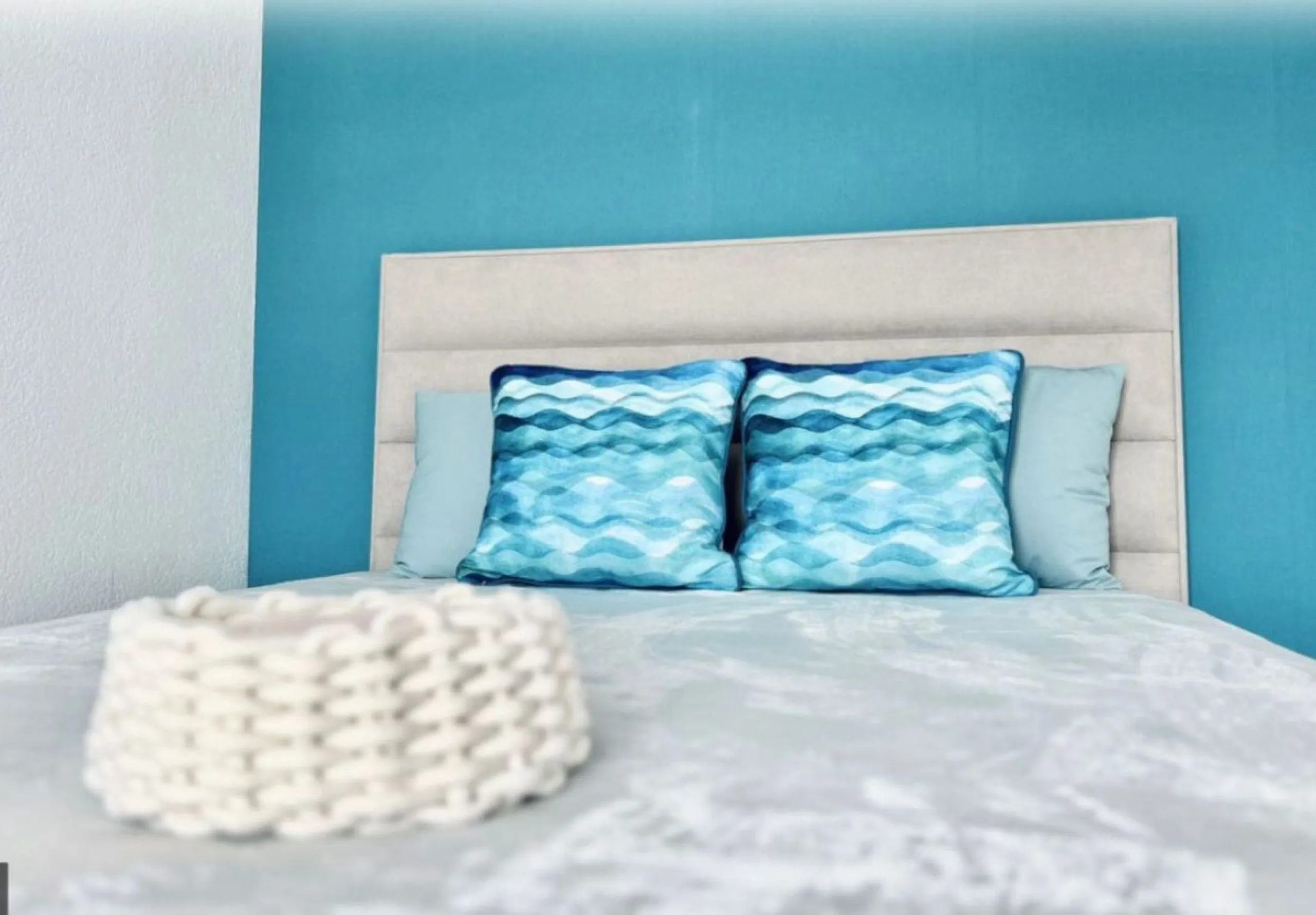 For sale in Mijas, in the popular Riviera del Sol area, this fully renovated and newly furnished middle-floor apartment offers a modern, comfortable living space just 20 minutes from Marbella and Málaga Airport, and around 30 minutes from the city of Mála