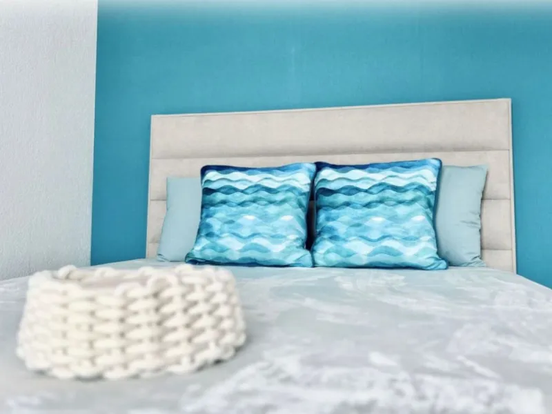 For sale in Mijas, in the popular Riviera del Sol area, this fully renovated and newly furnished middle-floor apartment offers a modern, comfortable living space just 20 minutes from Marbella and Málaga Airport, and around 30 minutes from the city of Mála