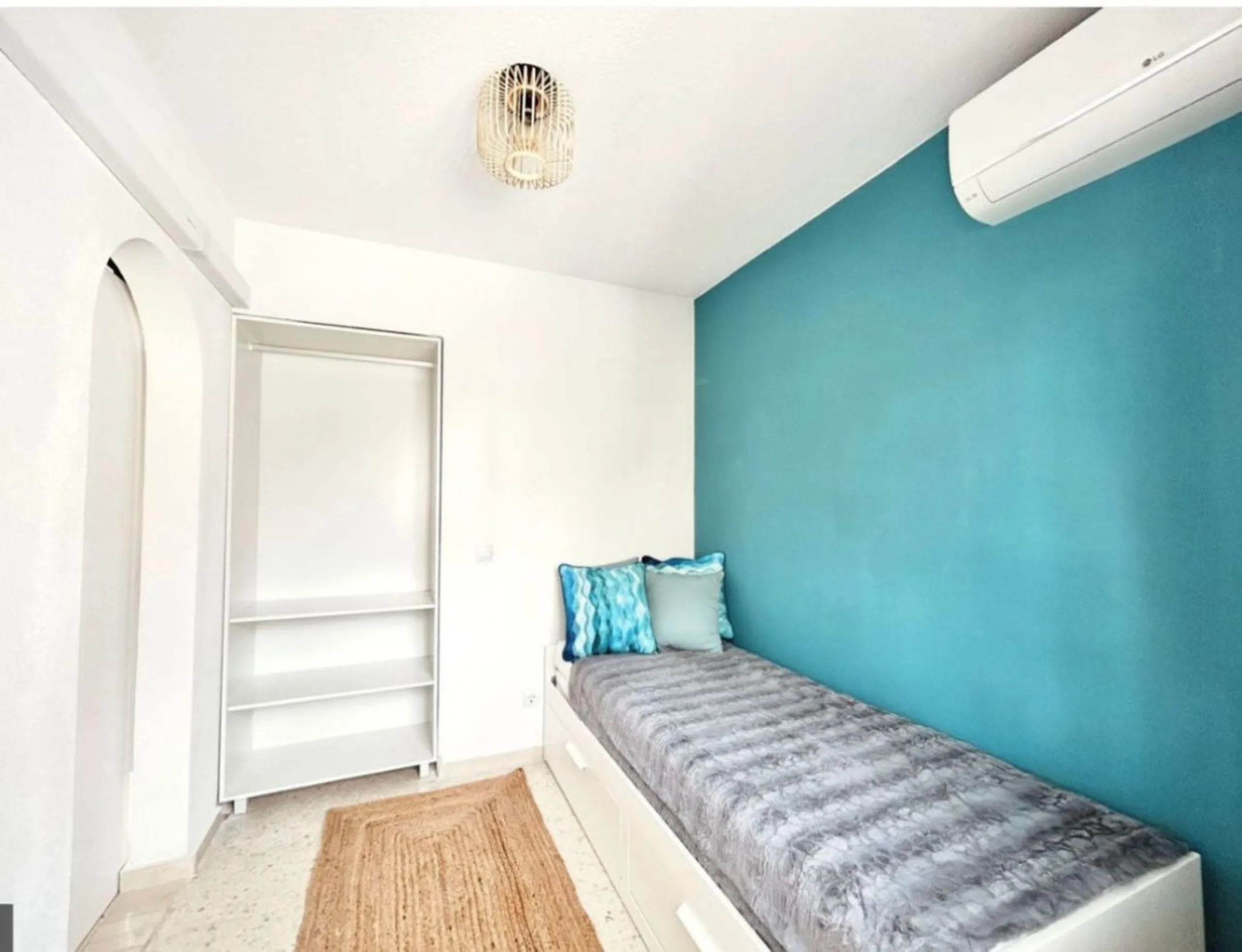 For sale in Mijas, in the popular Riviera del Sol area, this fully renovated and newly furnished middle-floor apartment offers a modern, comfortable living space just 20 minutes from Marbella and Málaga Airport, and around 30 minutes from the city of Mála