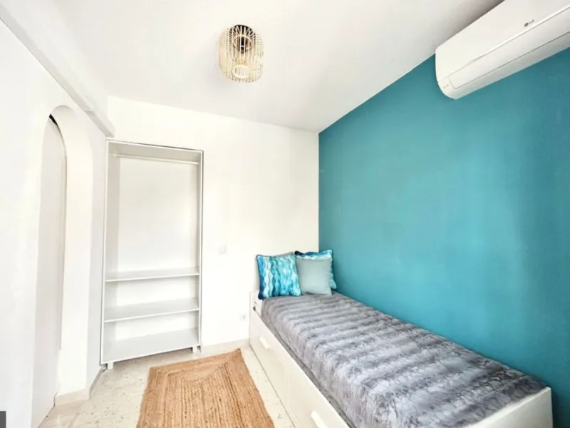 For sale in Mijas, in the popular Riviera del Sol area, this fully renovated and newly furnished middle-floor apartment offers a modern, comfortable living space just 20 minutes from Marbella and Málaga Airport, and around 30 minutes from the city of Mála