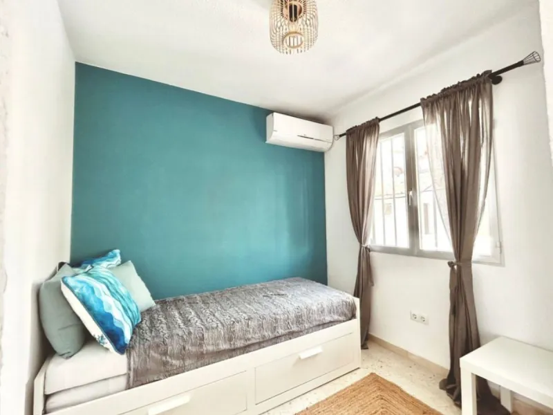For sale in Mijas, in the popular Riviera del Sol area, this fully renovated and newly furnished middle-floor apartment offers a modern, comfortable living space just 20 minutes from Marbella and Málaga Airport, and around 30 minutes from the city of Mála
