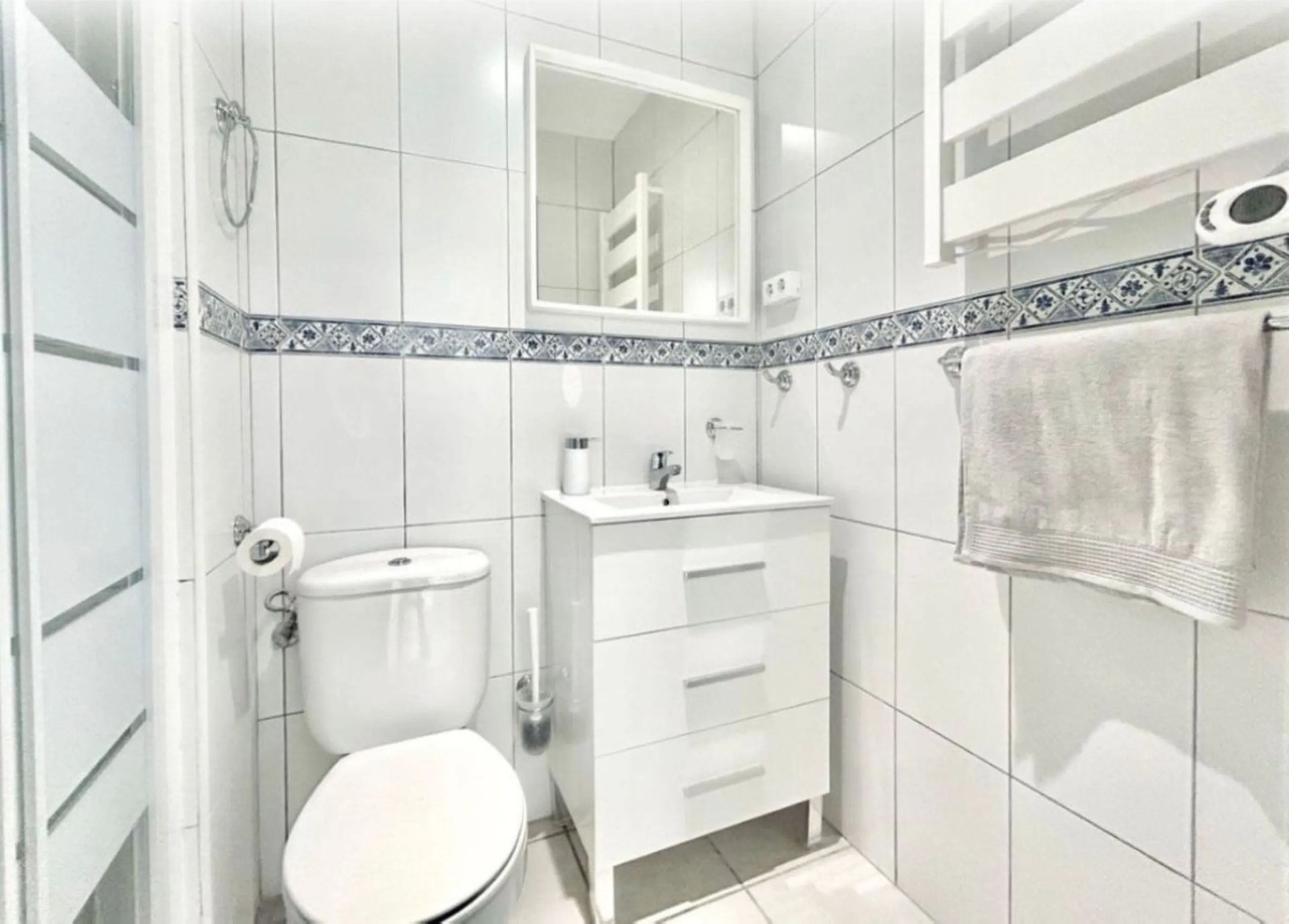 For sale in Mijas, in the popular Riviera del Sol area, this fully renovated and newly furnished middle-floor apartment offers a modern, comfortable living space just 20 minutes from Marbella and Málaga Airport, and around 30 minutes from the city of Mála