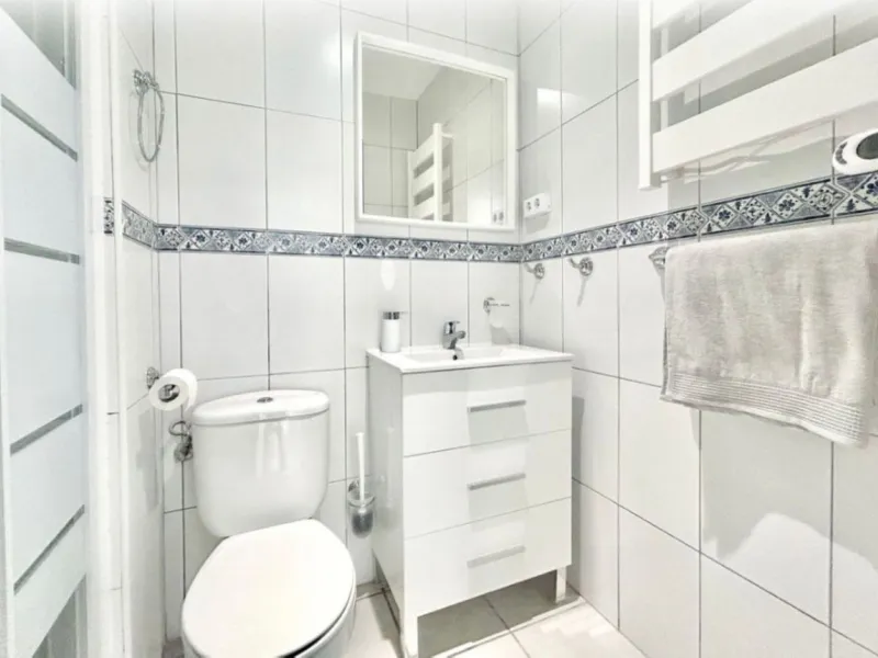 For sale in Mijas, in the popular Riviera del Sol area, this fully renovated and newly furnished middle-floor apartment offers a modern, comfortable living space just 20 minutes from Marbella and Málaga Airport, and around 30 minutes from the city of Mála