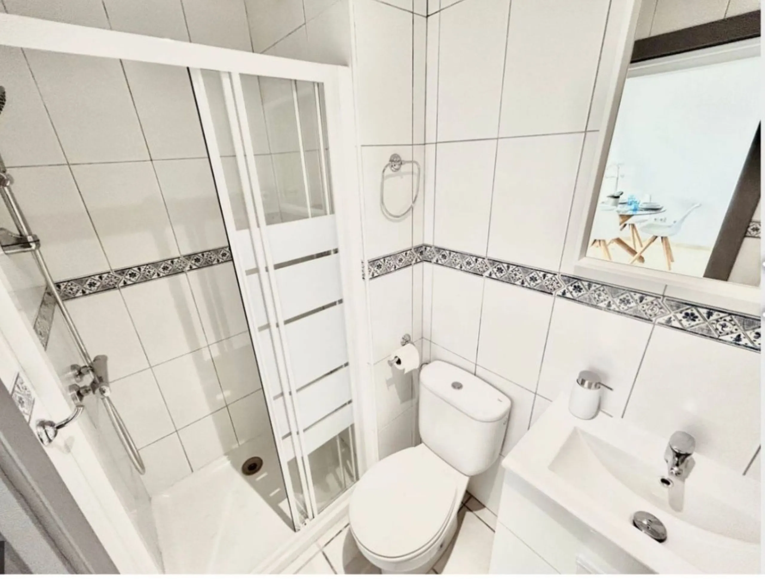 For sale in Mijas, in the popular Riviera del Sol area, this fully renovated and newly furnished middle-floor apartment offers a modern, comfortable living space just 20 minutes from Marbella and Málaga Airport, and around 30 minutes from the city of Mála