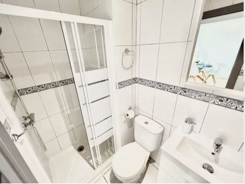 For sale in Mijas, in the popular Riviera del Sol area, this fully renovated and newly furnished middle-floor apartment offers a modern, comfortable living space just 20 minutes from Marbella and Málaga Airport, and around 30 minutes from the city of Mála