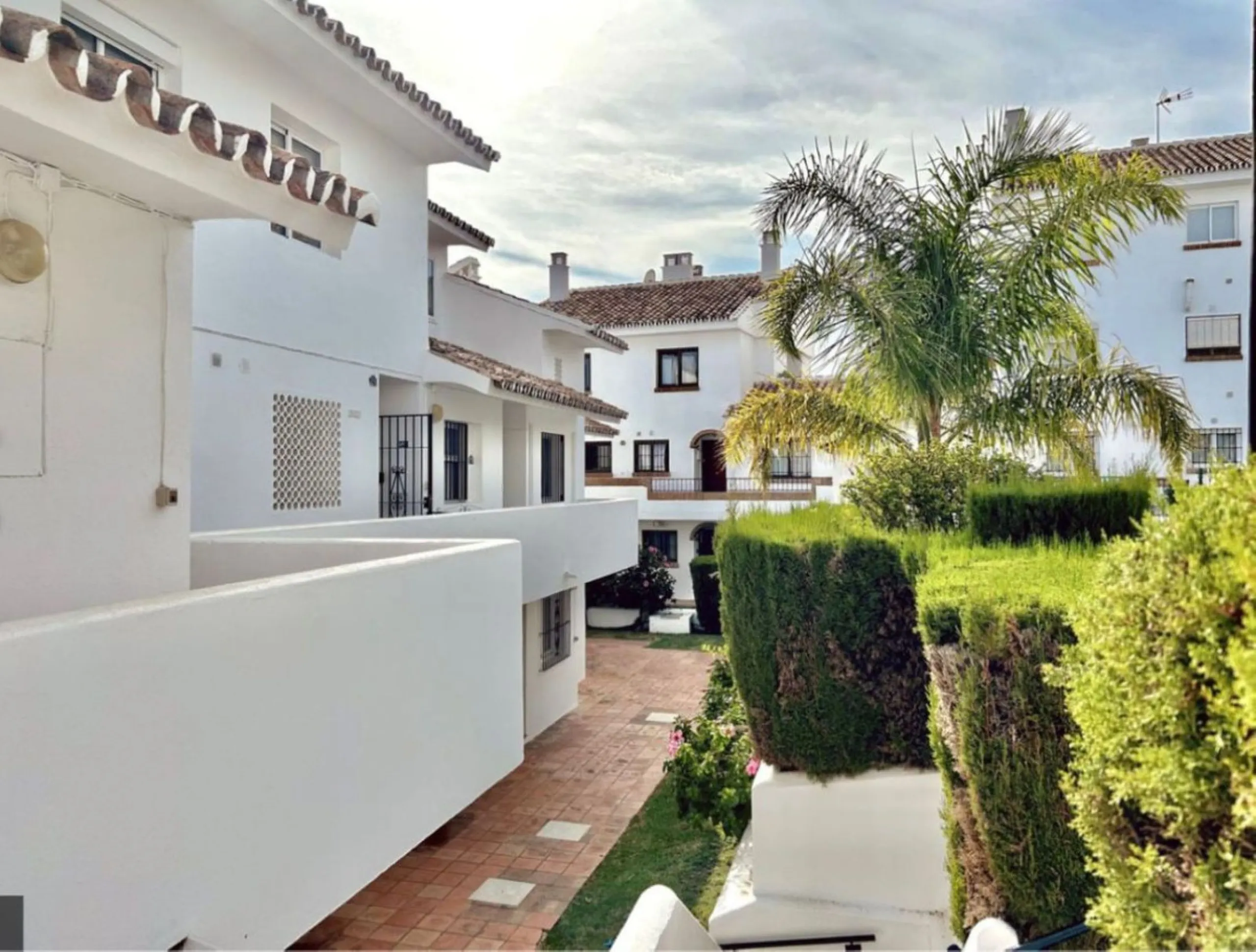 For sale in Mijas, in the popular Riviera del Sol area, this fully renovated and newly furnished middle-floor apartment offers a modern, comfortable living space just 20 minutes from Marbella and Málaga Airport, and around 30 minutes from the city of Mála