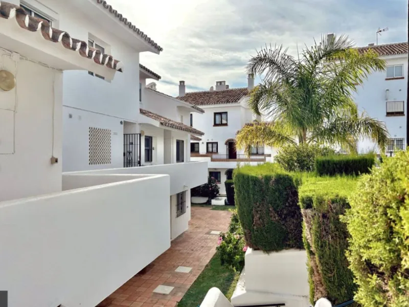For sale in Mijas, in the popular Riviera del Sol area, this fully renovated and newly furnished middle-floor apartment offers a modern, comfortable living space just 20 minutes from Marbella and Málaga Airport, and around 30 minutes from the city of Mála
