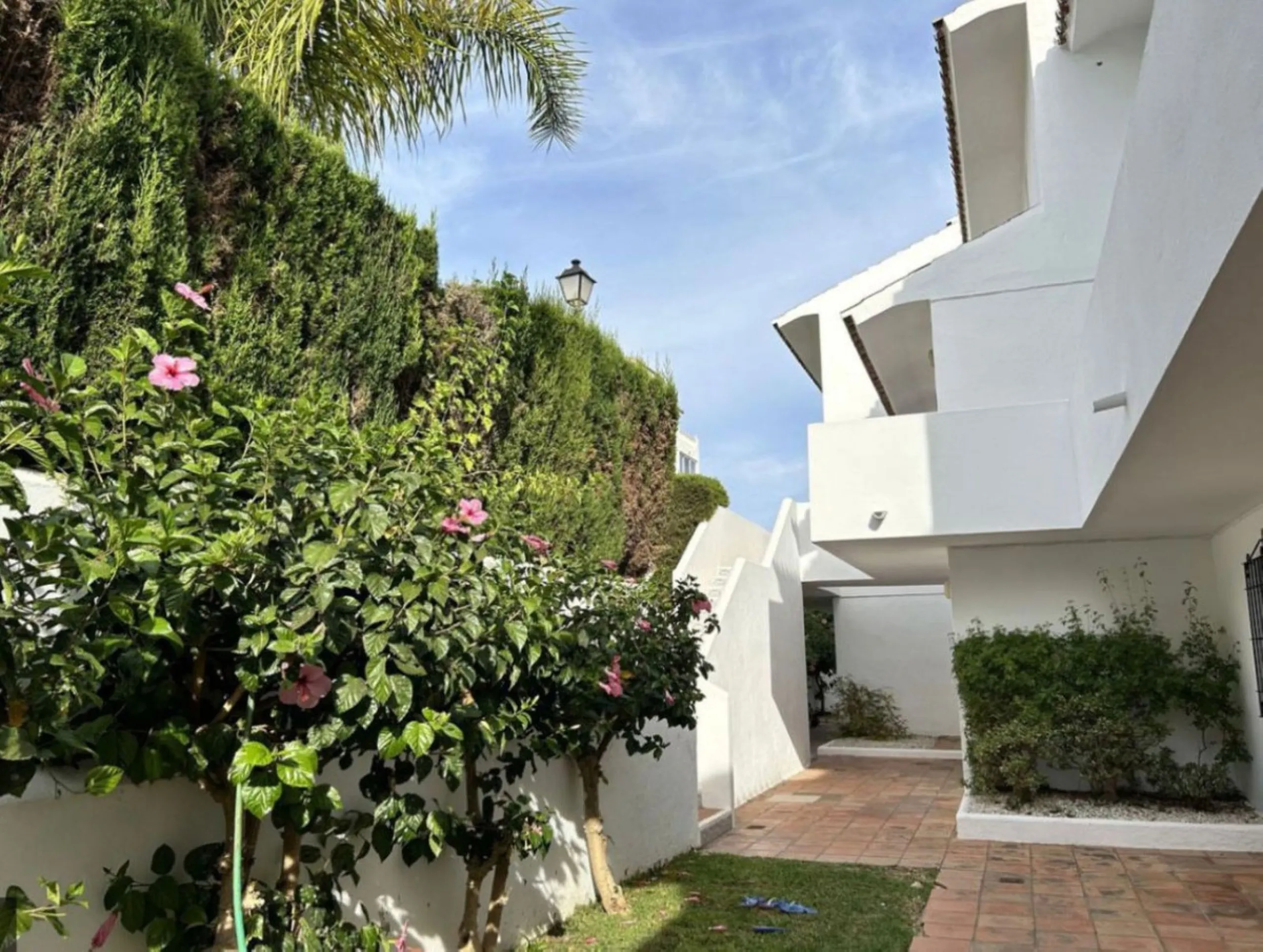 For sale in Mijas, in the popular Riviera del Sol area, this fully renovated and newly furnished middle-floor apartment offers a modern, comfortable living space just 20 minutes from Marbella and Málaga Airport, and around 30 minutes from the city of Mála