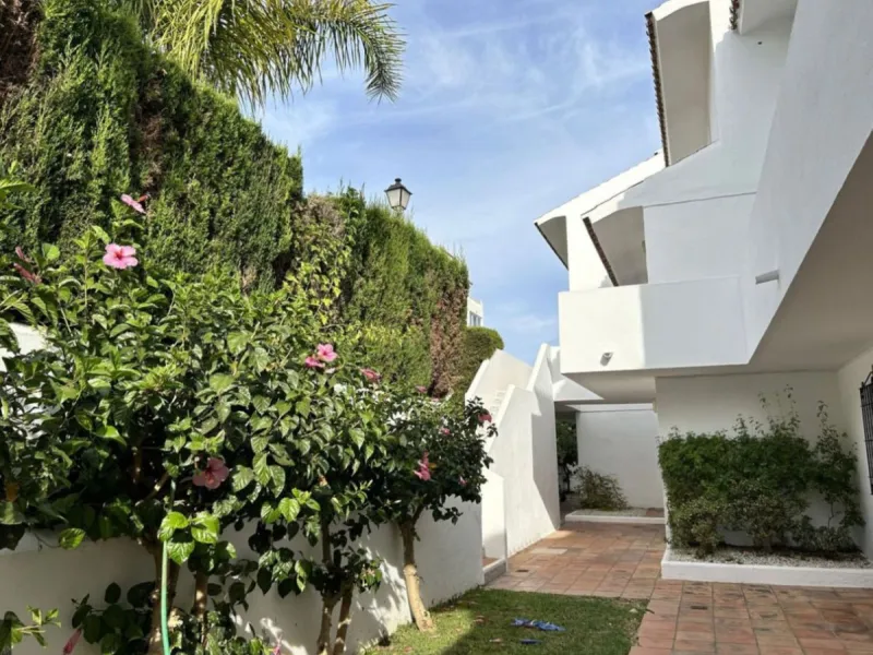 For sale in Mijas, in the popular Riviera del Sol area, this fully renovated and newly furnished middle-floor apartment offers a modern, comfortable living space just 20 minutes from Marbella and Málaga Airport, and around 30 minutes from the city of Mála