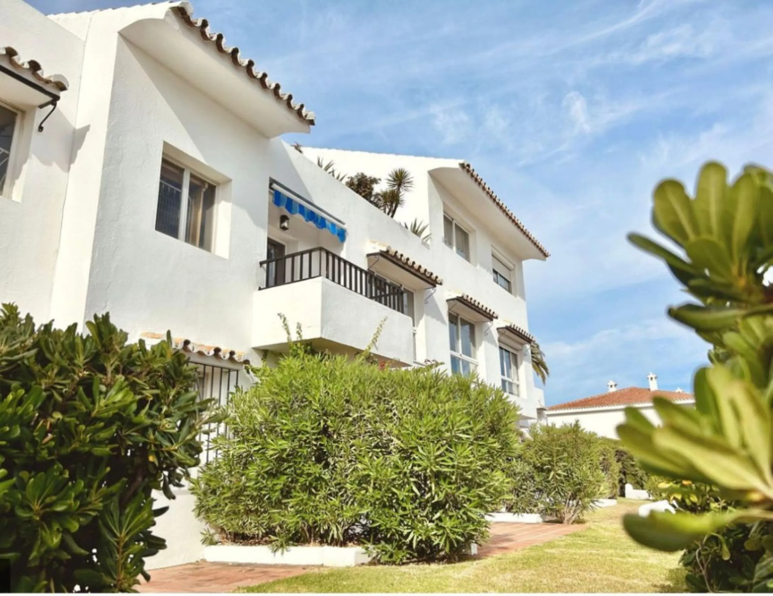 For sale in Mijas, in the popular Riviera del Sol area, this fully renovated and newly furnished middle-floor apartment offers a modern, comfortable living space just 20 minutes from Marbella and Málaga Airport, and around 30 minutes from the city of Mála