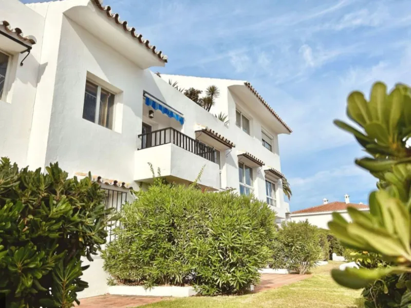 For sale in Mijas, in the popular Riviera del Sol area, this fully renovated and newly furnished middle-floor apartment offers a modern, comfortable living space just 20 minutes from Marbella and Málaga Airport, and around 30 minutes from the city of Mála