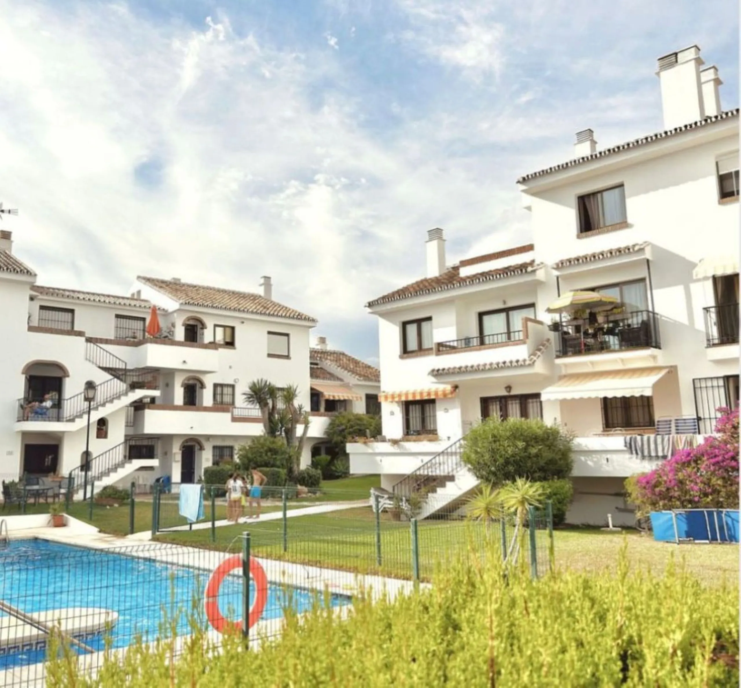 For sale in Mijas, in the popular Riviera del Sol area, this fully renovated and newly furnished middle-floor apartment offers a modern, comfortable living space just 20 minutes from Marbella and Málaga Airport, and around 30 minutes from the city of Mála