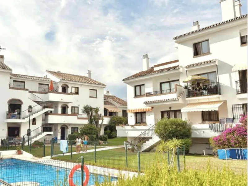 For sale in Mijas, in the popular Riviera del Sol area, this fully renovated and newly furnished middle-floor apartment offers a modern, comfortable living space just 20 minutes from Marbella and Málaga Airport, and around 30 minutes from the city of Mála