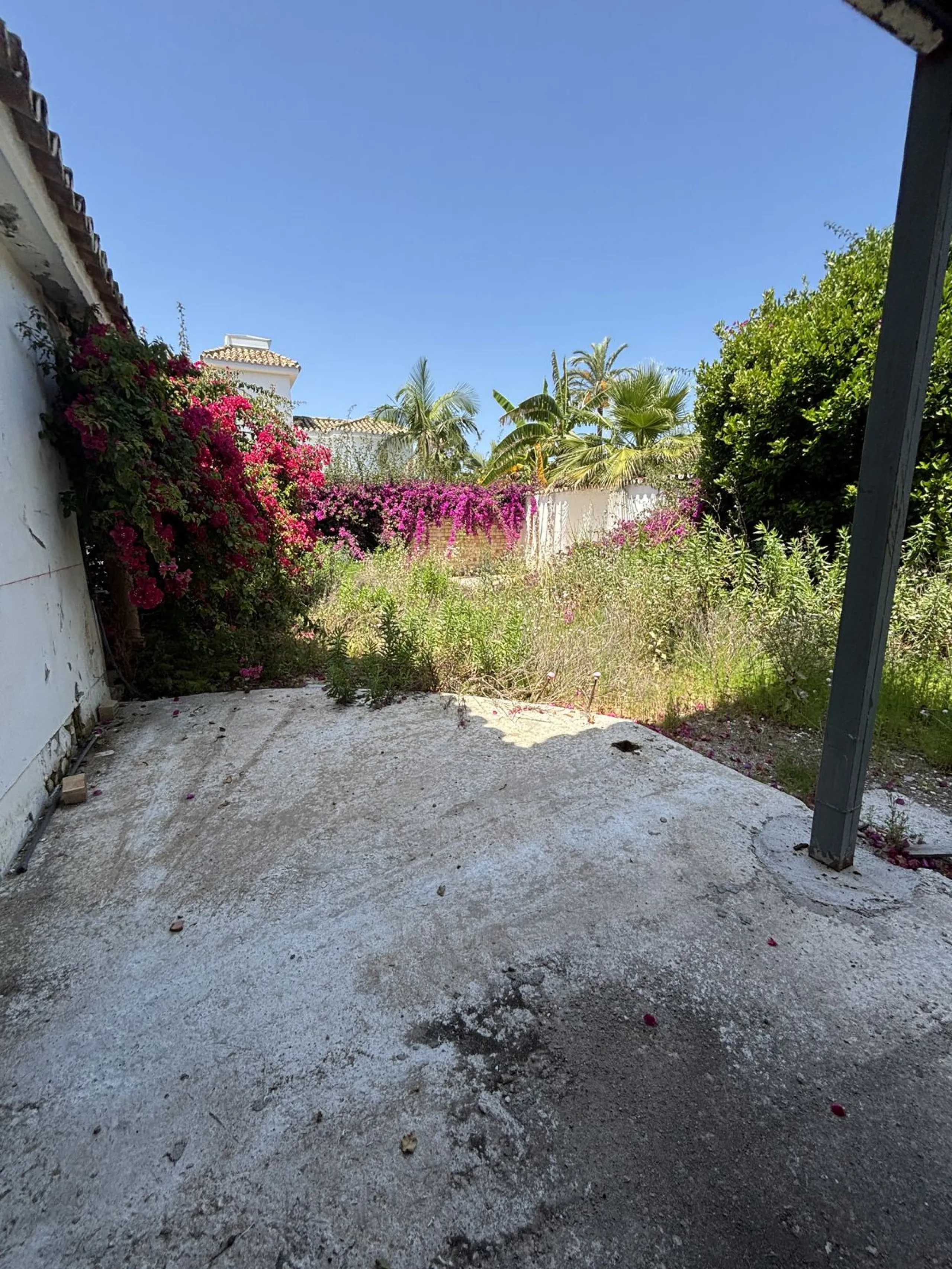 Exceptional Investment Opportunity – South-Facing Villa on Large Plot Just 2 Minutes from the Beach