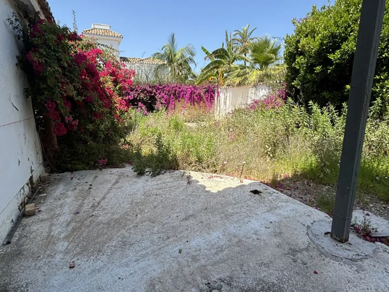 Exceptional Investment Opportunity – South-Facing Villa on Large Plot Just 2 Minutes from the Beach