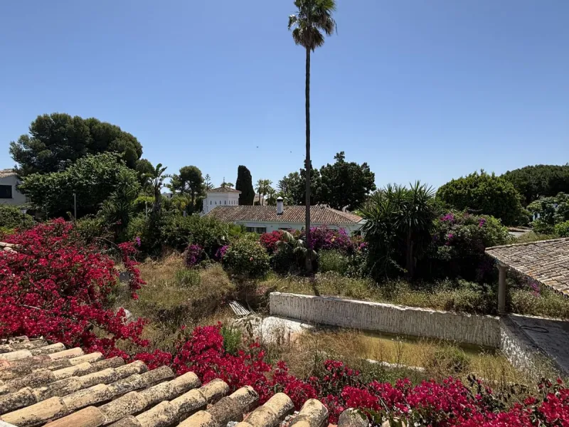 Exceptional Investment Opportunity – South-Facing Villa on Large Plot Just 2 Minutes from the Beach
