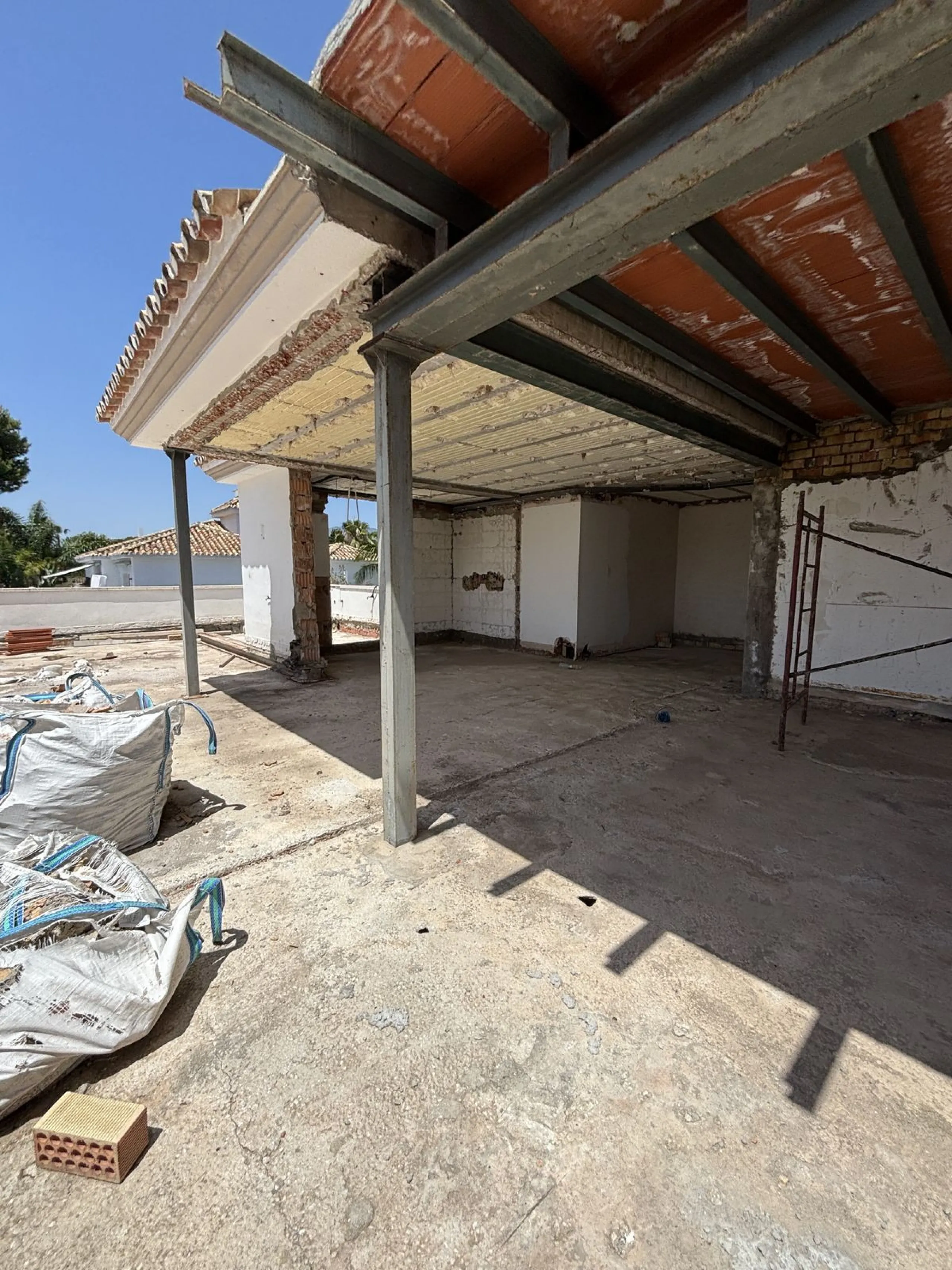 Exceptional Investment Opportunity – South-Facing Villa on Large Plot Just 2 Minutes from the Beach