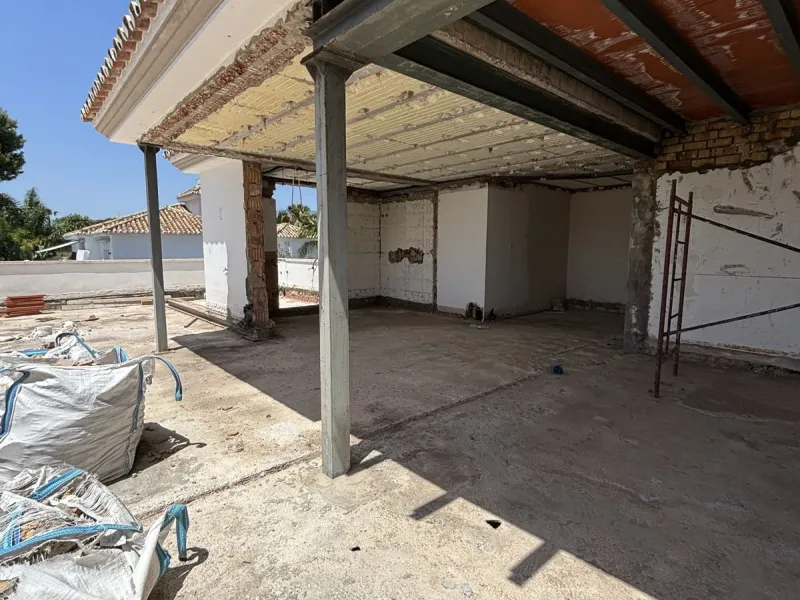 Exceptional Investment Opportunity – South-Facing Villa on Large Plot Just 2 Minutes from the Beach