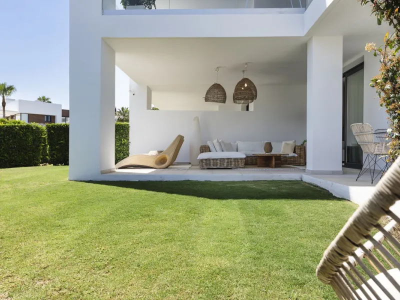 Apartment - Ground Floor Apartment в продаже в El Paraiso, Málaga. В доме 2 спален и 2 ванных комнат. Площадь дома 113 м². Площадь участка 90 м²