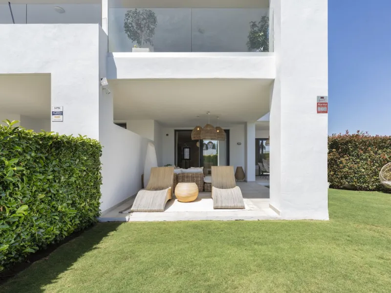 Apartment - Ground Floor Apartment в продаже в El Paraiso, Málaga. В доме 2 спален и 2 ванных комнат. Площадь дома 113 м². Площадь участка 90 м²