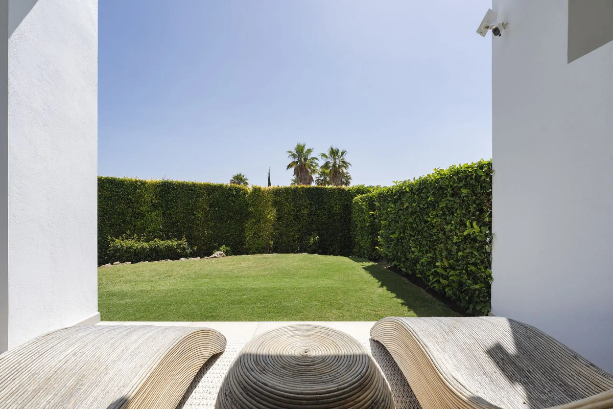 Apartment - Ground Floor Apartment в продаже в El Paraiso, Málaga. В доме 2 спален и 2 ванных комнат. Площадь дома 113 м². Площадь участка 90 м²