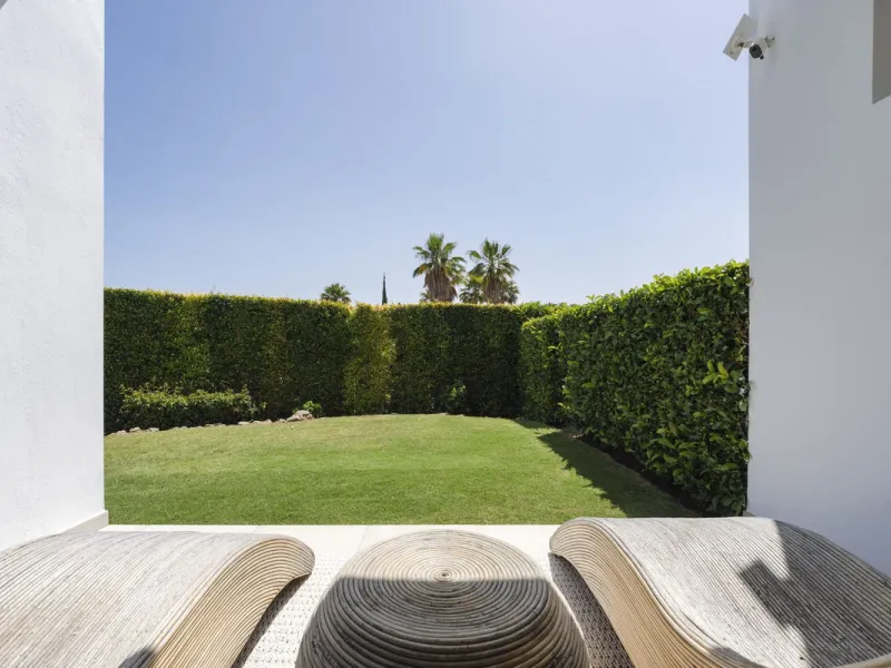 Apartment - Ground Floor Apartment в продаже в El Paraiso, Málaga. В доме 2 спален и 2 ванных комнат. Площадь дома 113 м². Площадь участка 90 м²