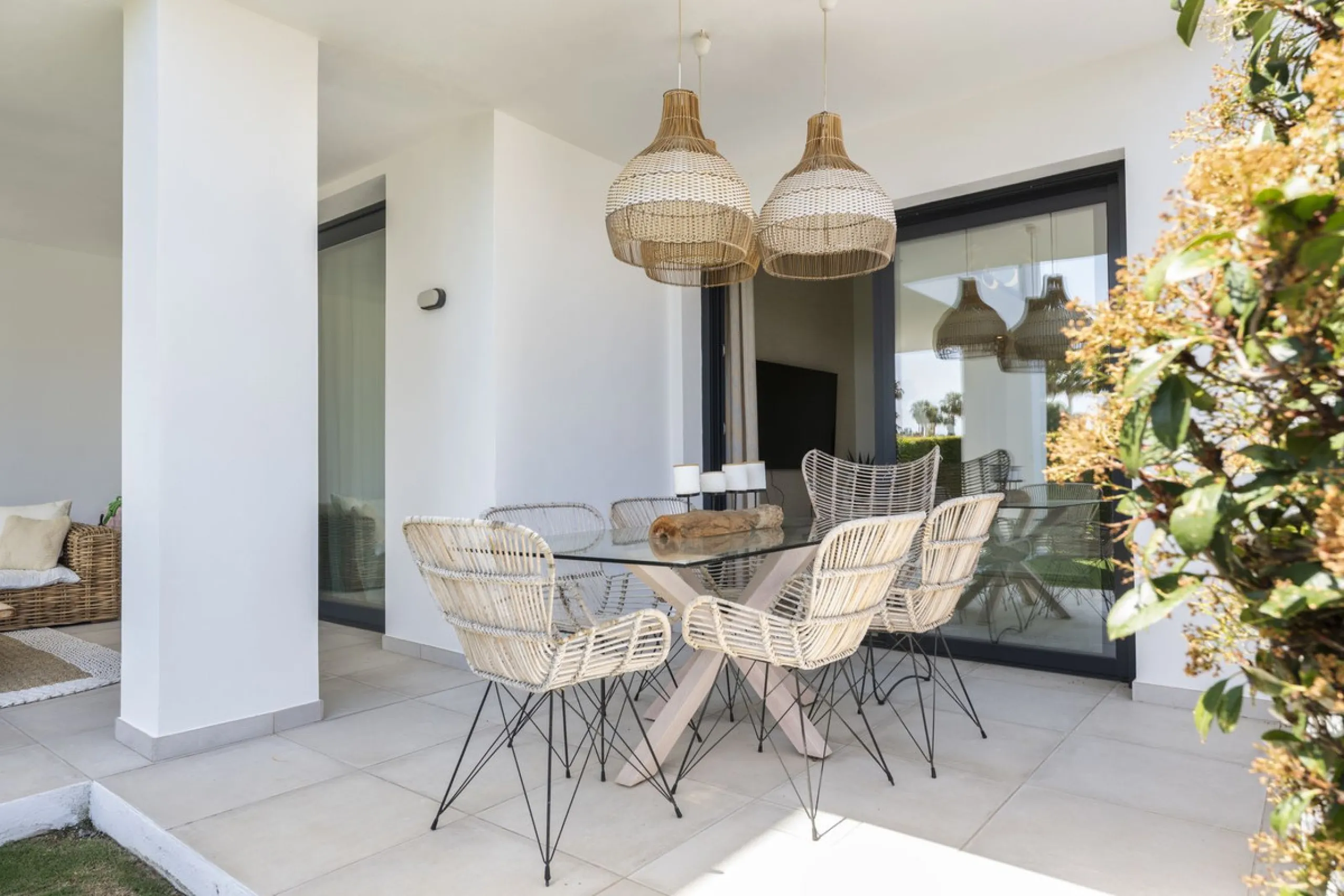 Apartment - Ground Floor Apartment в продаже в El Paraiso, Málaga. В доме 2 спален и 2 ванных комнат. Площадь дома 113 м². Площадь участка 90 м²