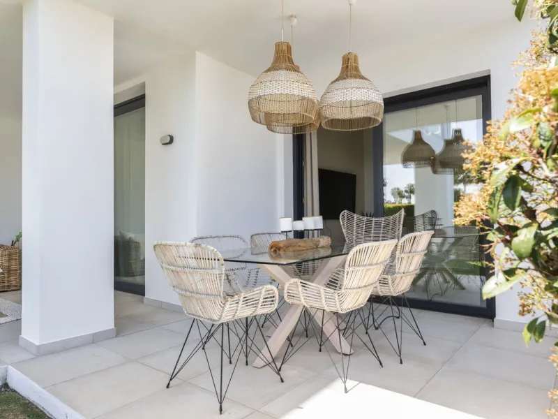Apartment - Ground Floor Apartment в продаже в El Paraiso, Málaga. В доме 2 спален и 2 ванных комнат. Площадь дома 113 м². Площадь участка 90 м²