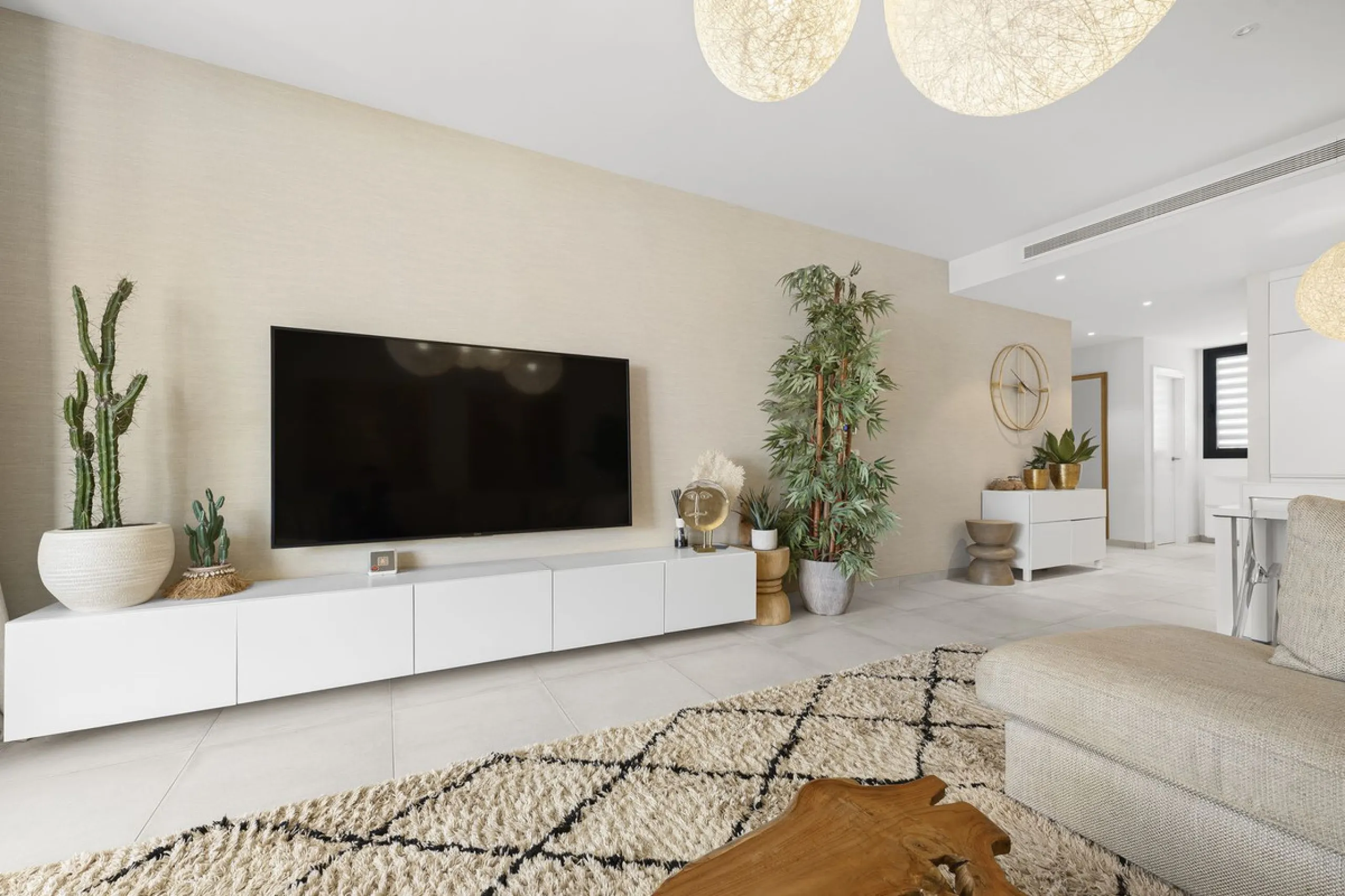 Apartment - Ground Floor Apartment в продаже в El Paraiso, Málaga. В доме 2 спален и 2 ванных комнат. Площадь дома 113 м². Площадь участка 90 м²