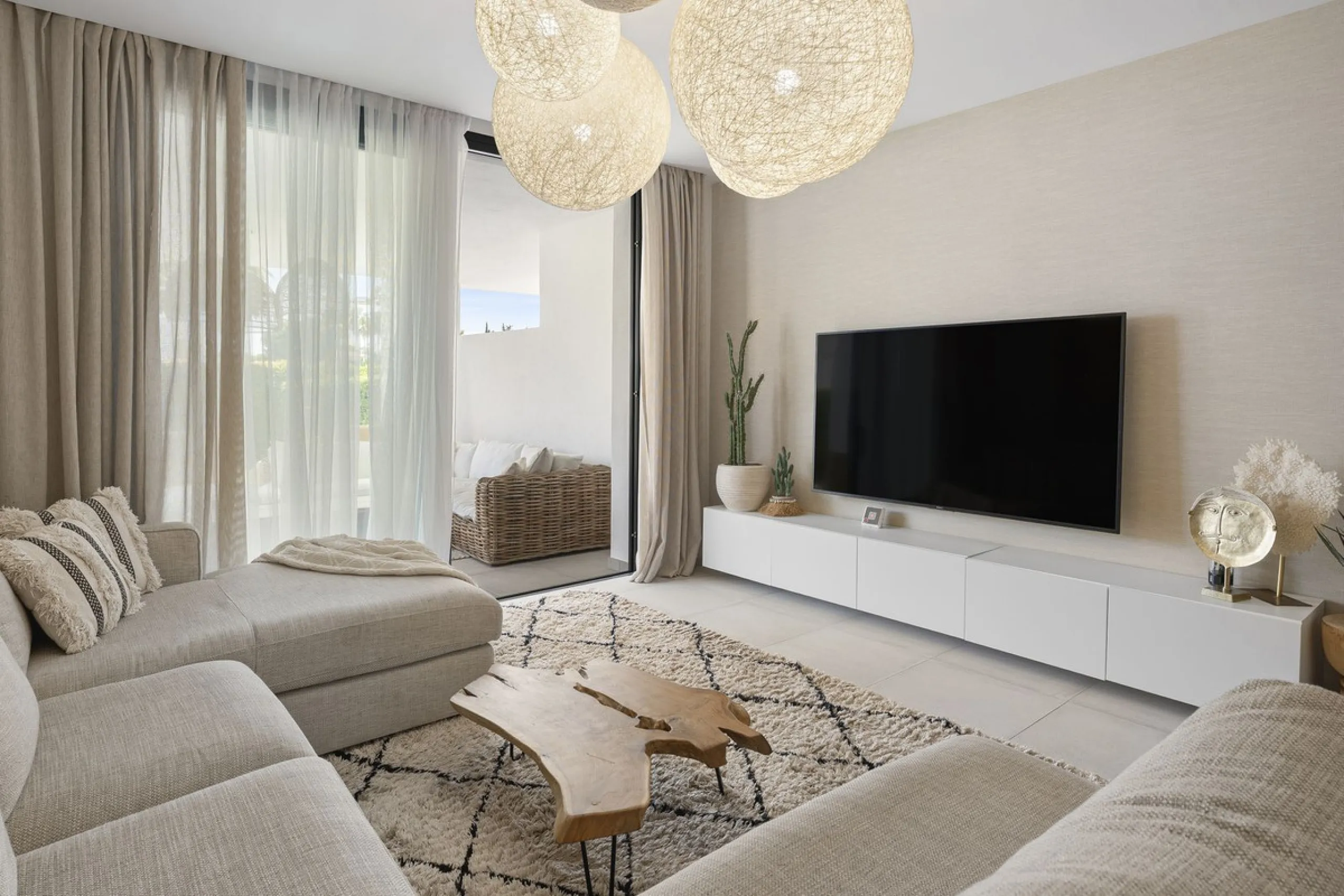 Apartment - Ground Floor Apartment в продаже в El Paraiso, Málaga. В доме 2 спален и 2 ванных комнат. Площадь дома 113 м². Площадь участка 90 м²