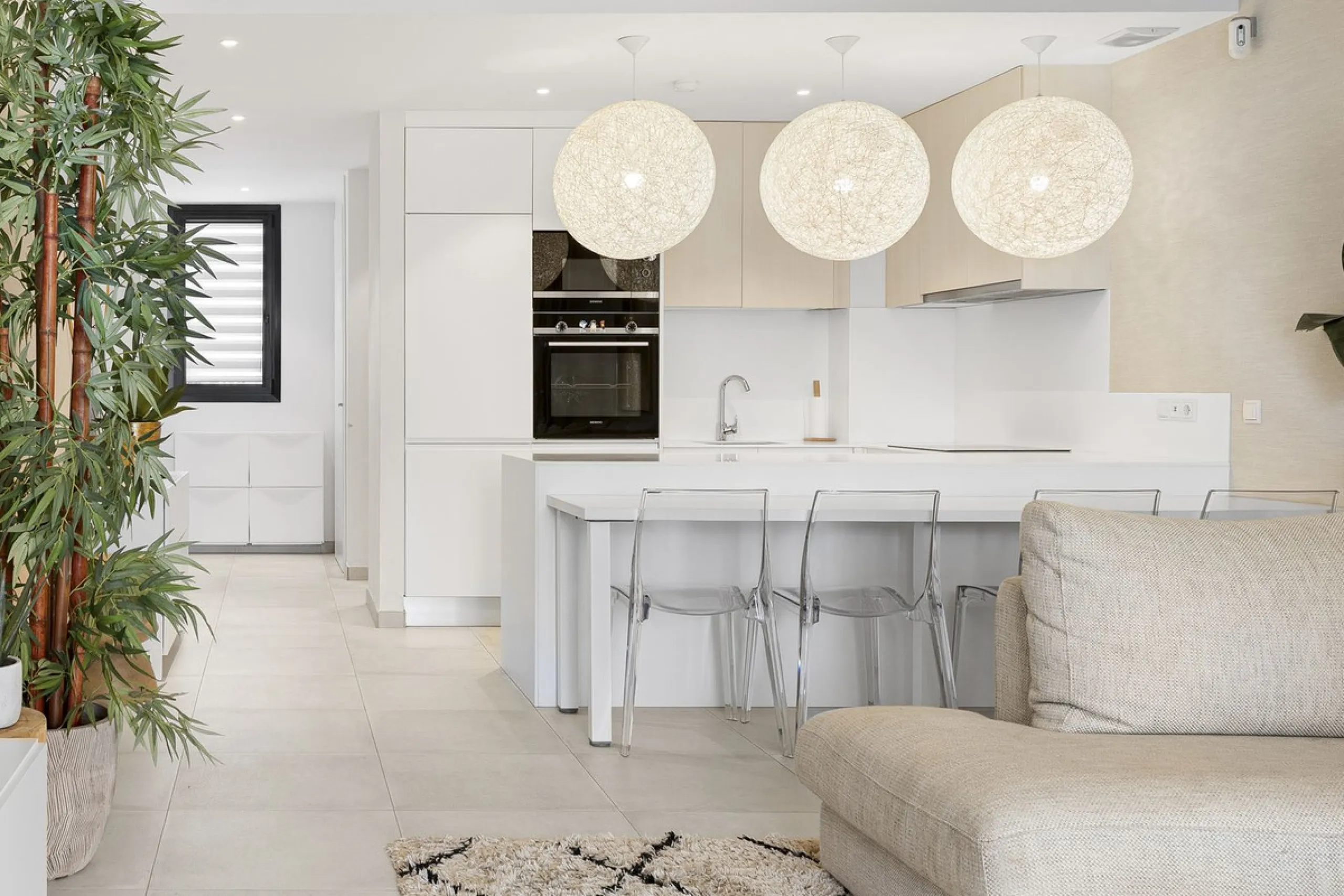 Apartment - Ground Floor Apartment в продаже в El Paraiso, Málaga. В доме 2 спален и 2 ванных комнат. Площадь дома 113 м². Площадь участка 90 м²