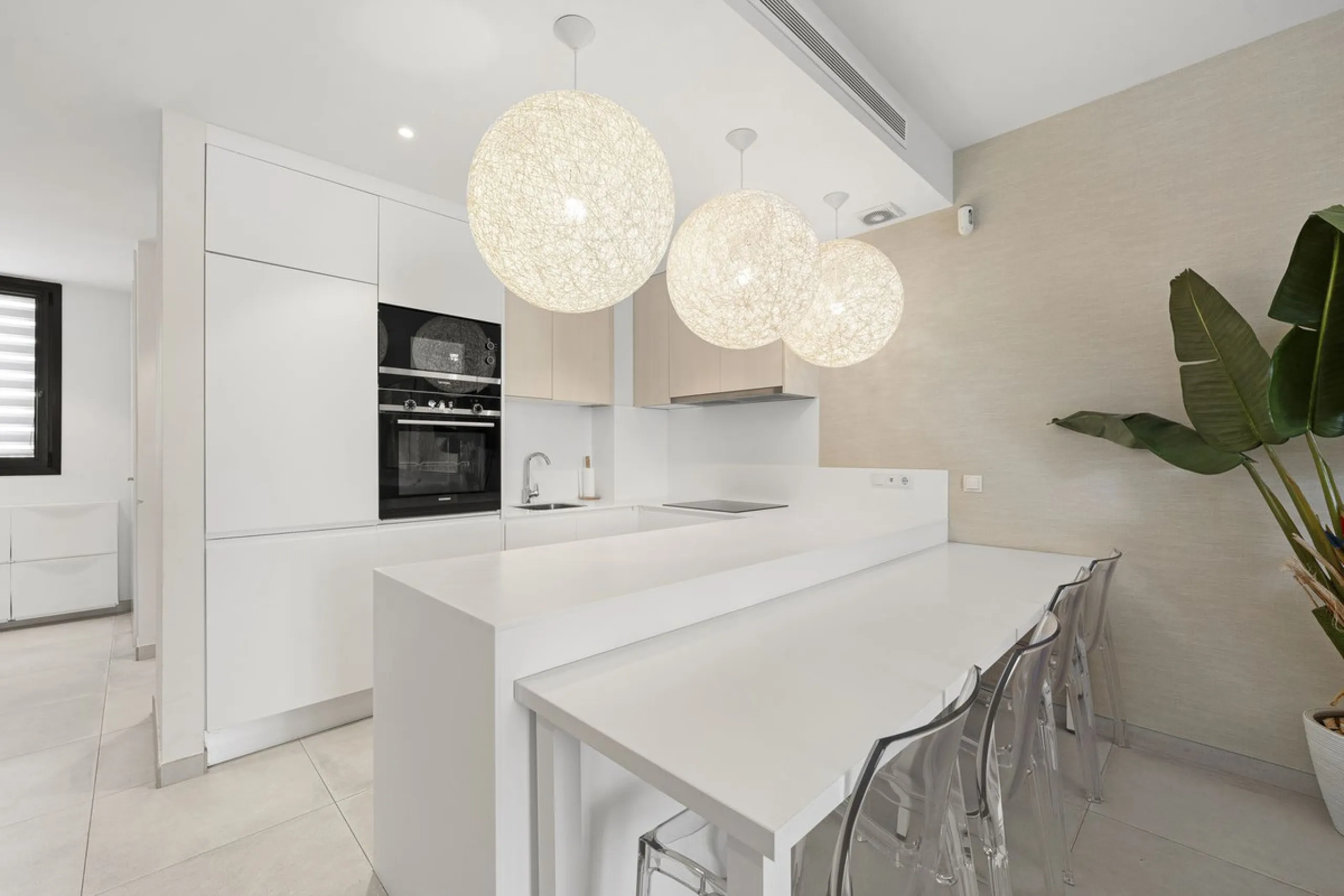 Apartment - Ground Floor Apartment в продаже в El Paraiso, Málaga. В доме 2 спален и 2 ванных комнат. Площадь дома 113 м². Площадь участка 90 м²