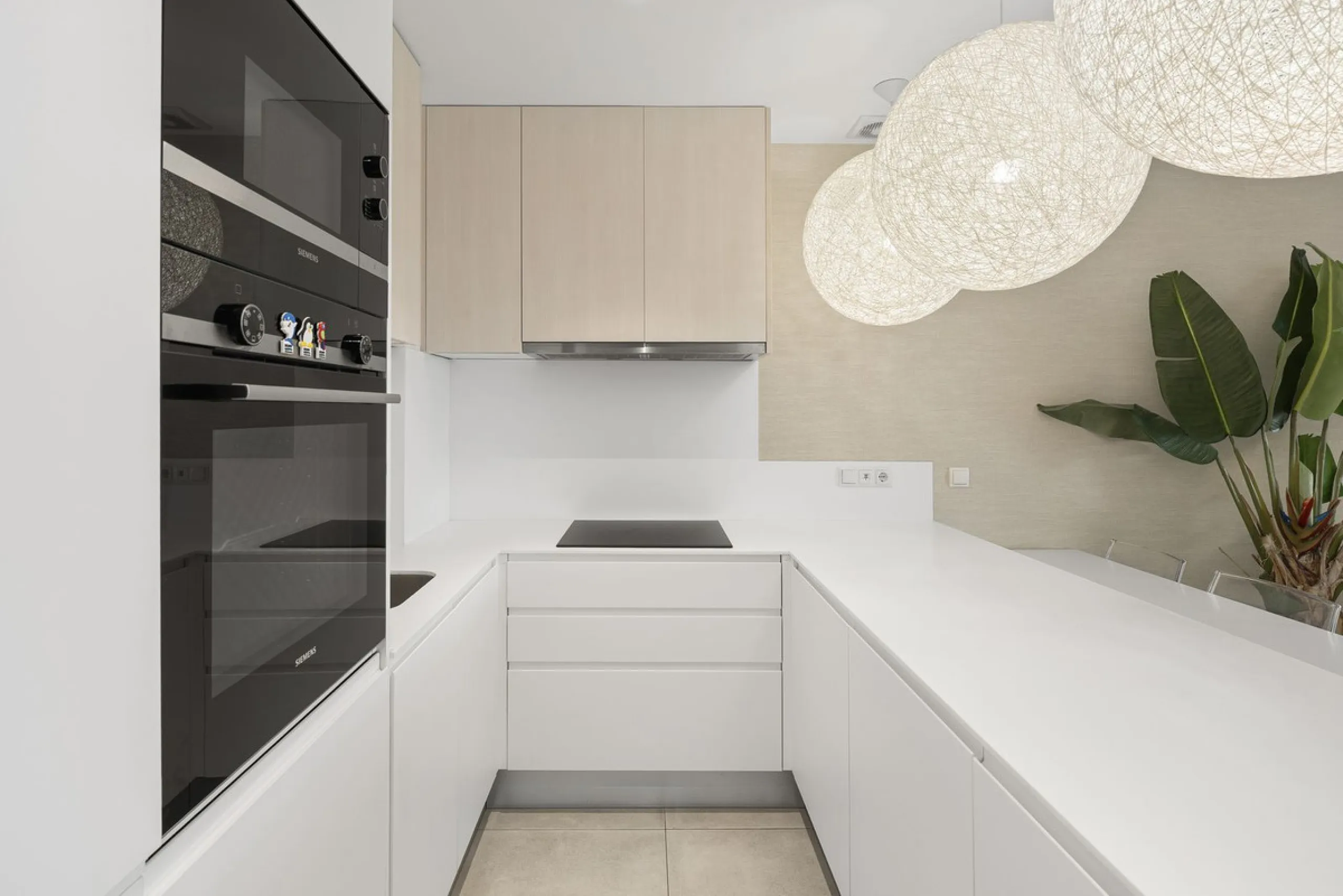 Apartment - Ground Floor Apartment в продаже в El Paraiso, Málaga. В доме 2 спален и 2 ванных комнат. Площадь дома 113 м². Площадь участка 90 м²