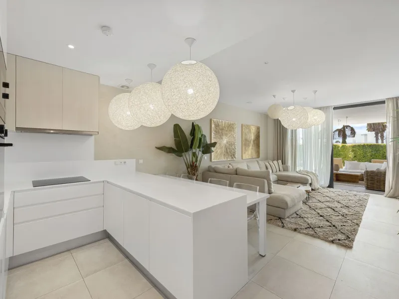 Apartment - Ground Floor Apartment в продаже в El Paraiso, Málaga. В доме 2 спален и 2 ванных комнат. Площадь дома 113 м². Площадь участка 90 м²