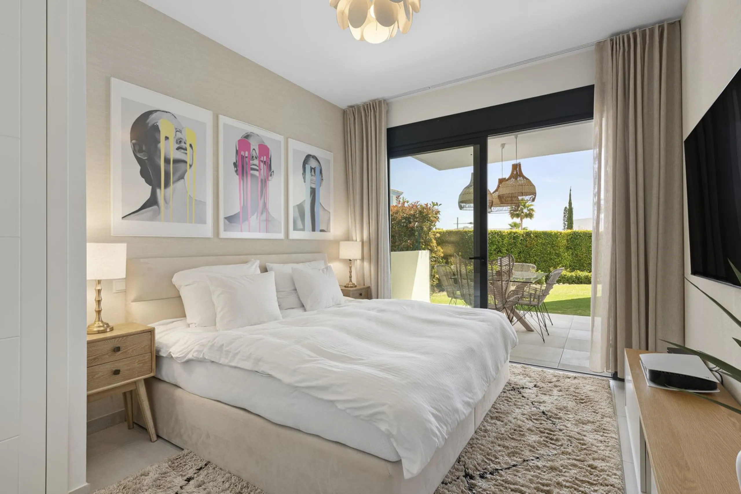 Apartment - Ground Floor Apartment в продаже в El Paraiso, Málaga. В доме 2 спален и 2 ванных комнат. Площадь дома 113 м². Площадь участка 90 м²