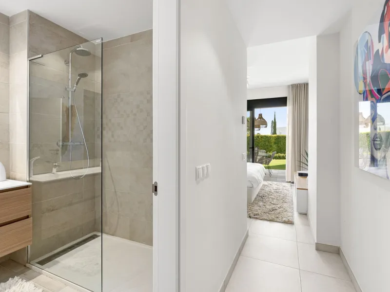 Apartment - Ground Floor Apartment в продаже в El Paraiso, Málaga. В доме 2 спален и 2 ванных комнат. Площадь дома 113 м². Площадь участка 90 м²
