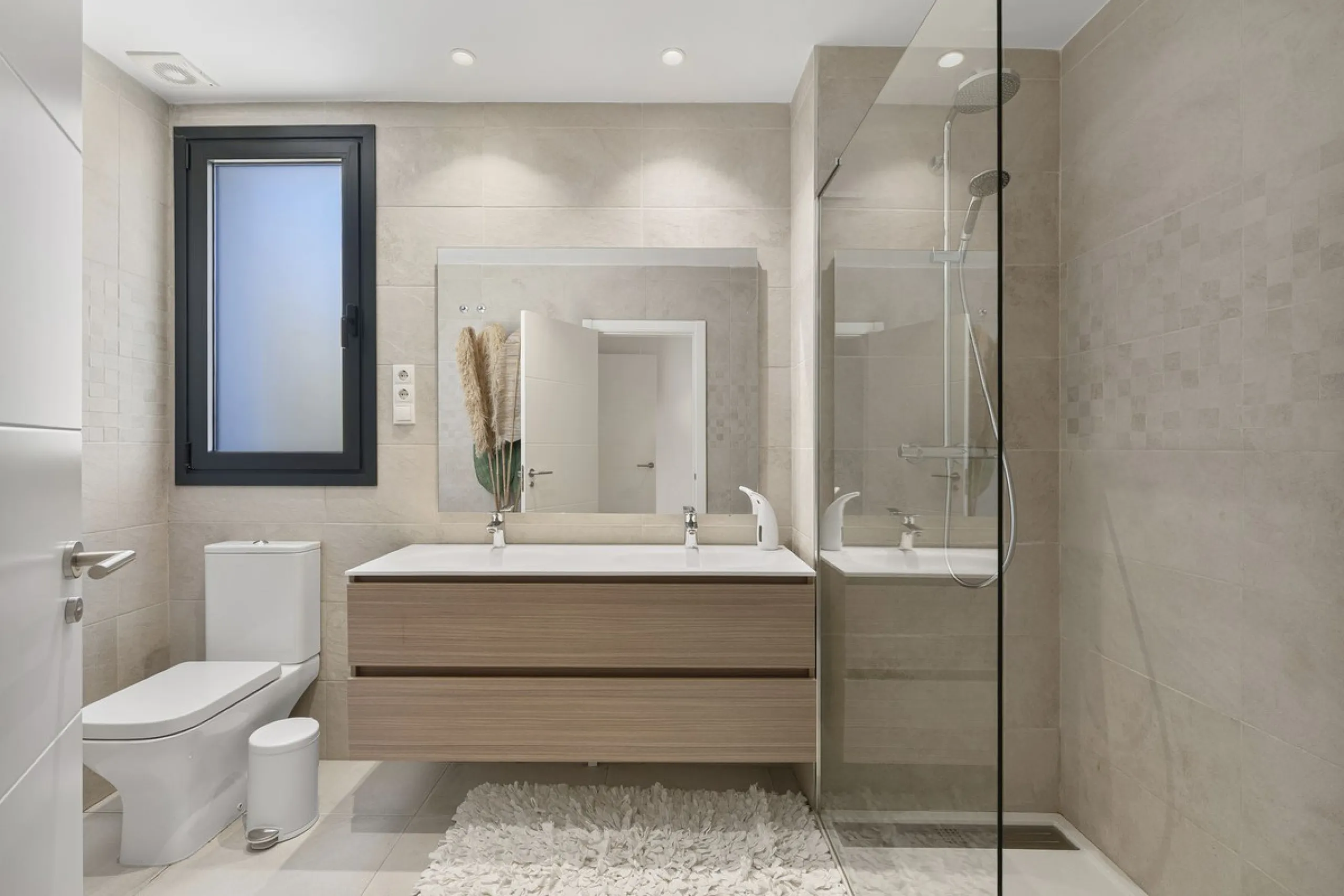 Apartment - Ground Floor Apartment в продаже в El Paraiso, Málaga. В доме 2 спален и 2 ванных комнат. Площадь дома 113 м². Площадь участка 90 м²