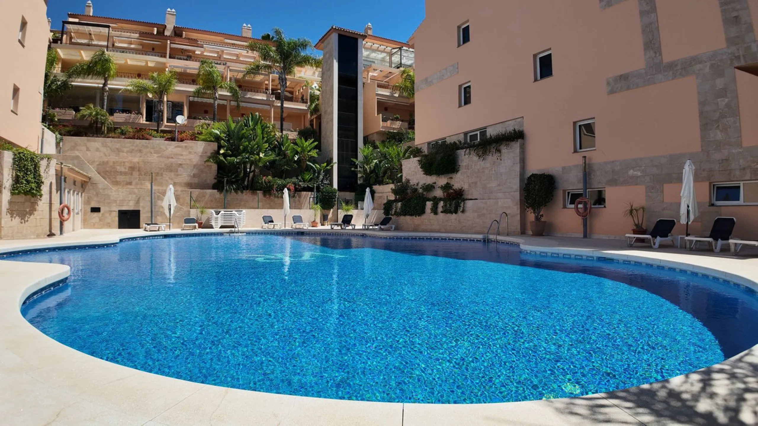 Traumwohnung in Nueva Andalucia: Privatsphäre, Komfort und Ruhe