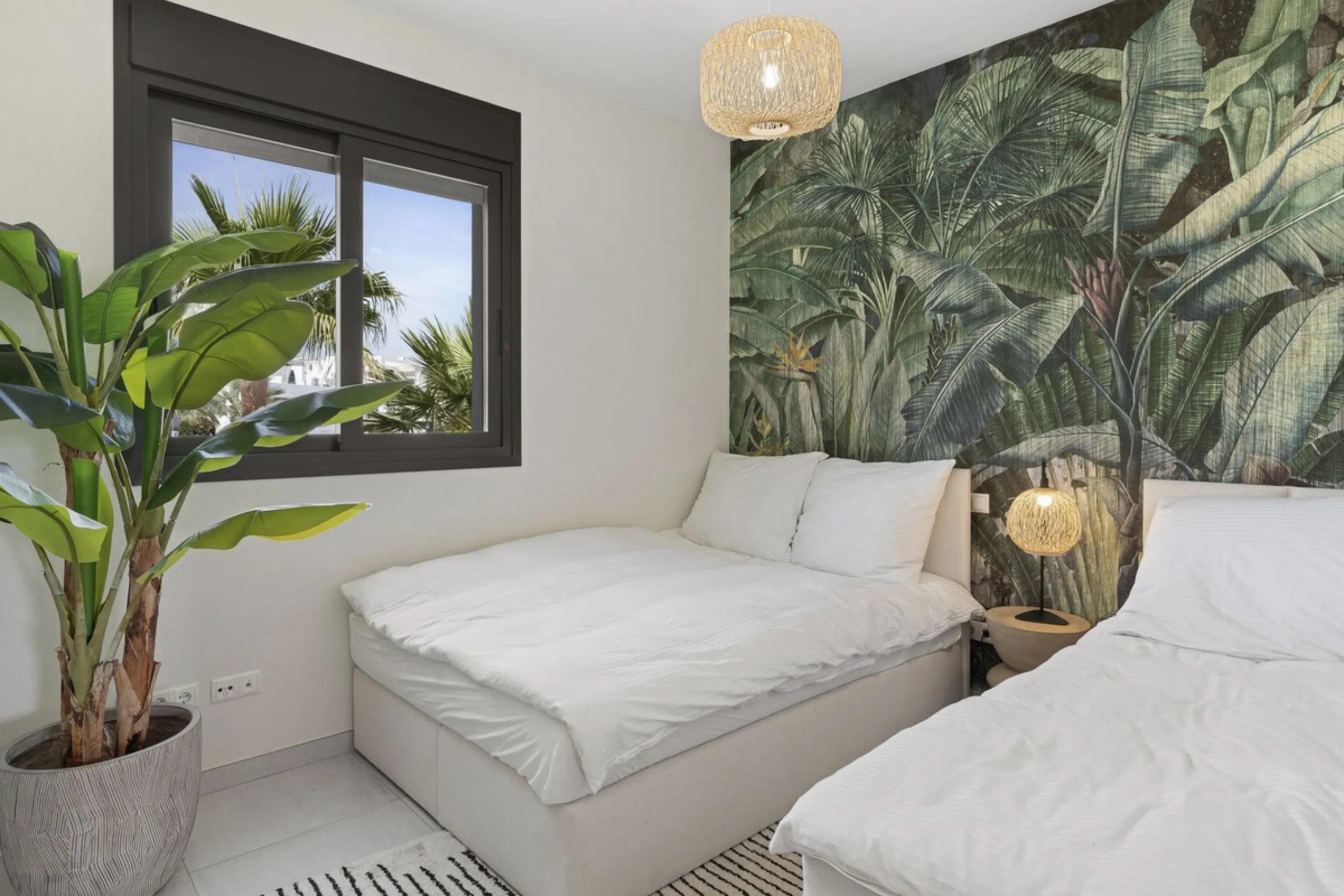 Apartment - Ground Floor Apartment в продаже в El Paraiso, Málaga. В доме 2 спален и 2 ванных комнат. Площадь дома 113 м². Площадь участка 90 м²