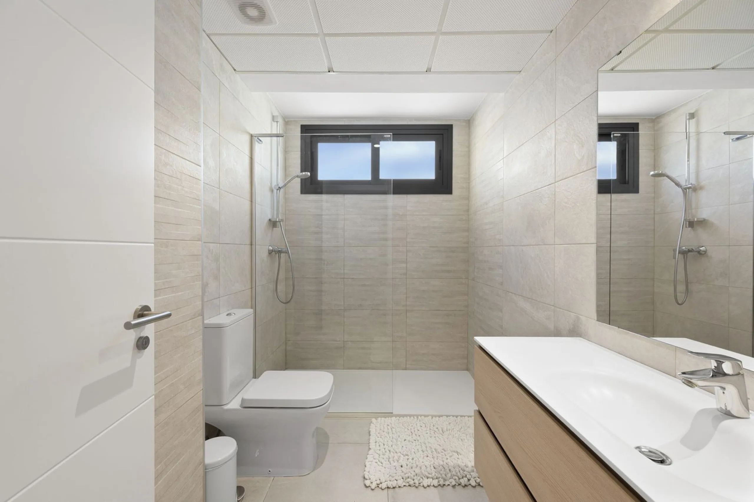 Apartment - Ground Floor Apartment в продаже в El Paraiso, Málaga. В доме 2 спален и 2 ванных комнат. Площадь дома 113 м². Площадь участка 90 м²
