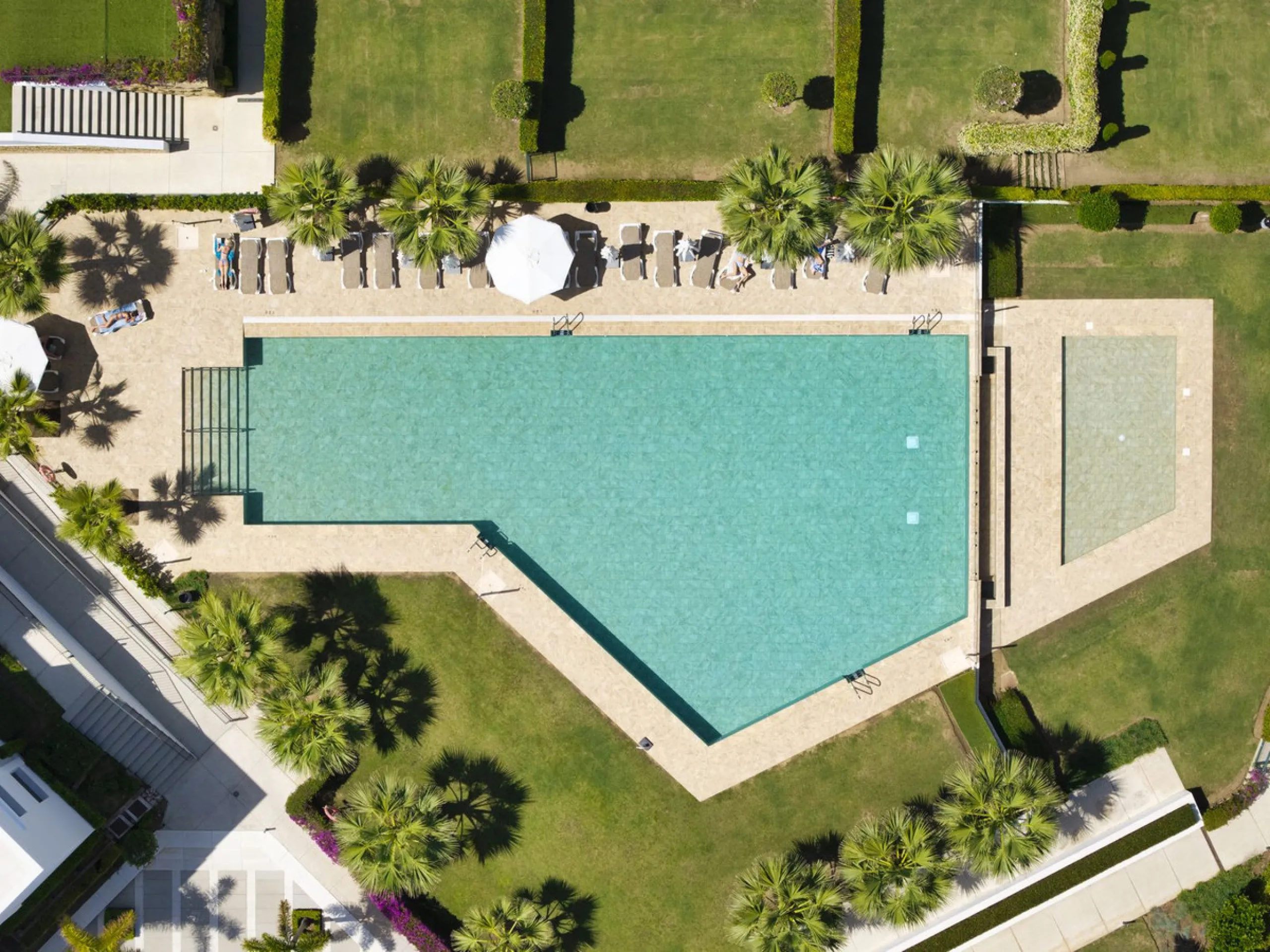 Apartment - Ground Floor Apartment в продаже в El Paraiso, Málaga. В доме 2 спален и 2 ванных комнат. Площадь дома 113 м². Площадь участка 90 м²