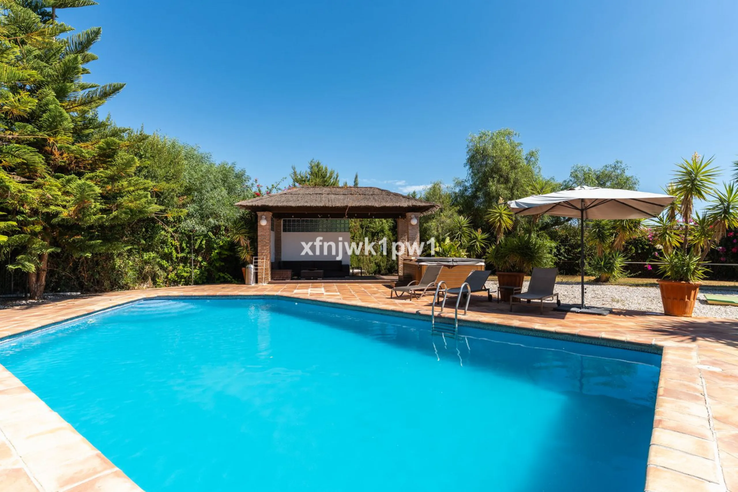 Откройте для себя настоящую роскошь в этой великолепной частной вилле, расположенной в холмах Бенахависа — всего в 15 минутах от Марбельи и в 7 минутах от пляжей Сан-Педро-де-Алькантара. С панорамным видом на море, горы и Гибралтарский пролив, эта недвижи