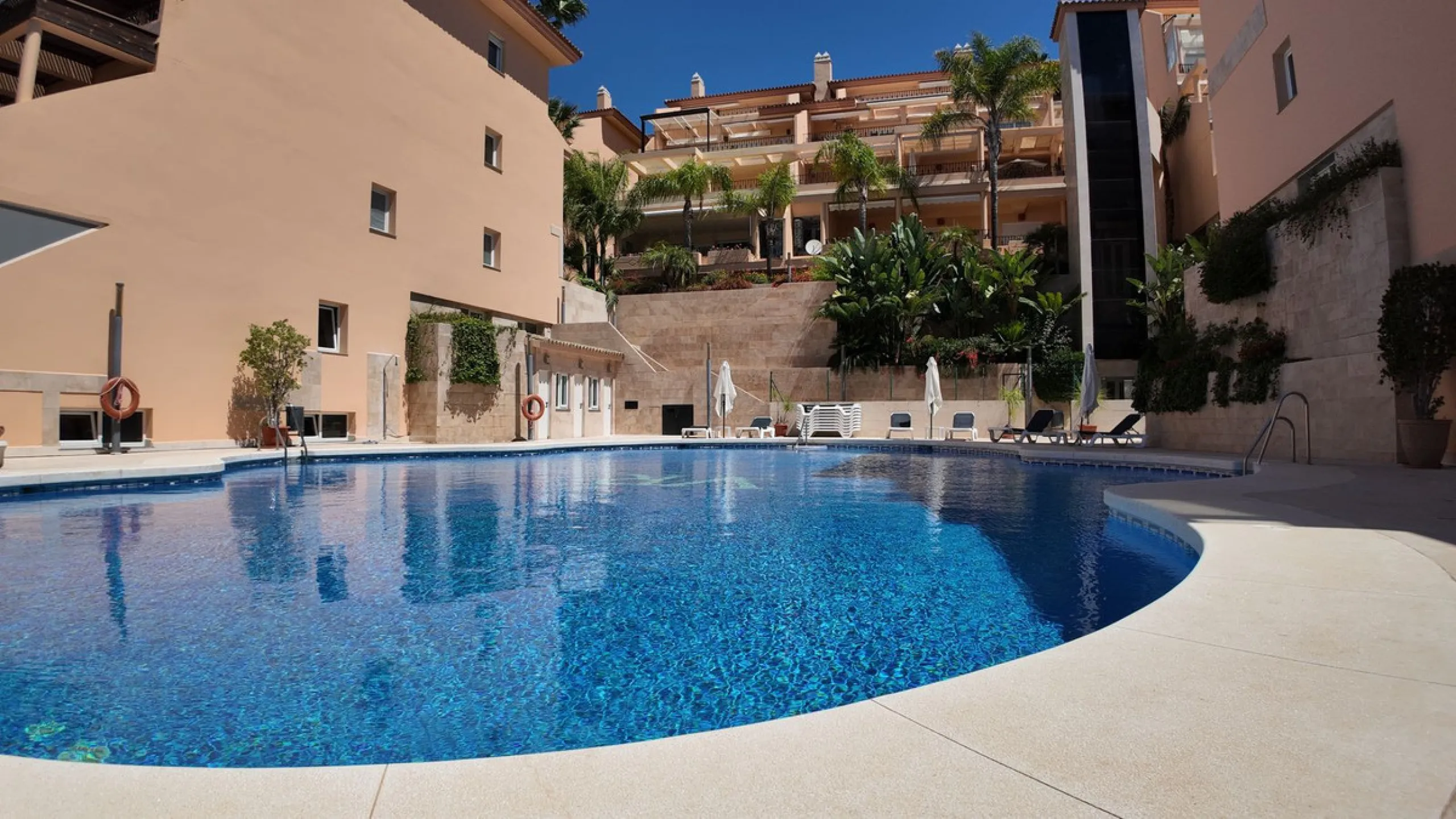 Traumwohnung in Nueva Andalucia: Privatsphäre, Komfort und Ruhe