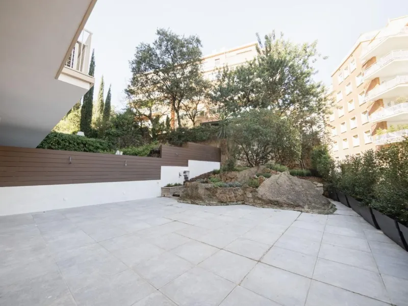 Exclusive renovated apartment with private garden in Barcelona